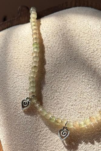 سلسال حجر أخضر فاتح.