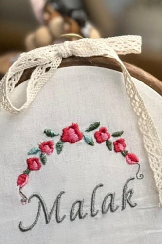 تطريز بالاسم- قوس ورد