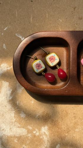 حلق وردة ولؤلؤ أحمر