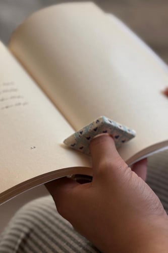 فاصل كتابي قلوب زرقاء.