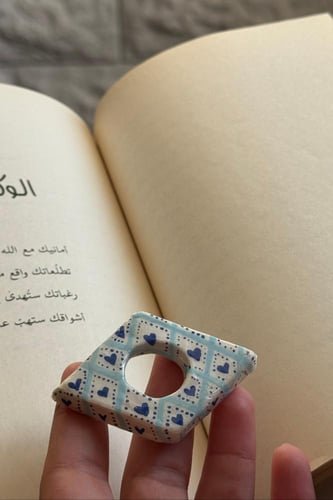 فاصل كتابي قلوب زرقاء.