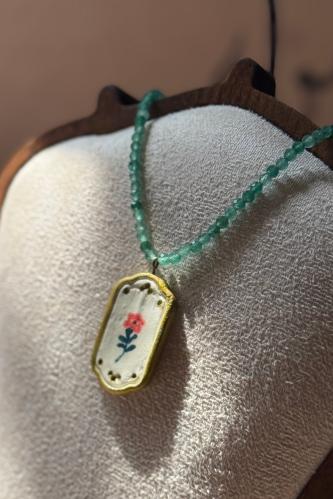 سلسال حجر أخضر مع برواز