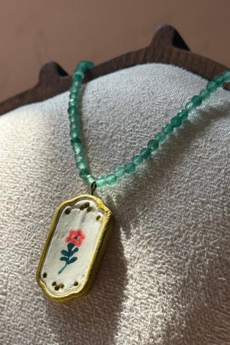 سلسال حجر أخضر مع برواز