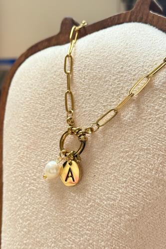 سلسلة ذهبية بالحرف.