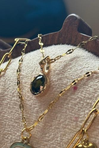 سلسال زمرد أخضر.