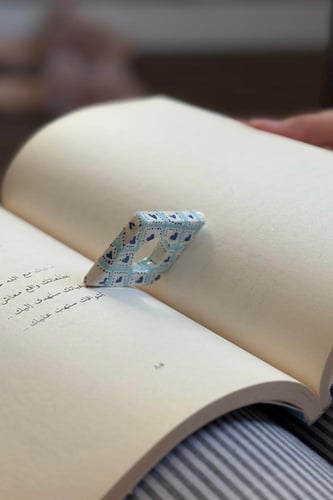 فاصل كتابي قلوب زرقاء.