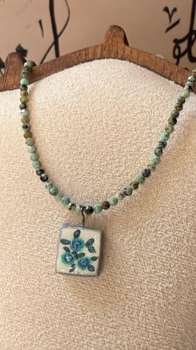 سلسال حجر تدرجات الأخضر الزيتي.