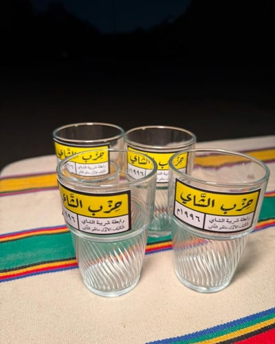 كوب شاي مع استكر