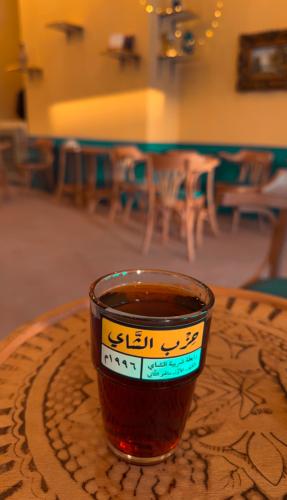 كوب شاي مع استكر