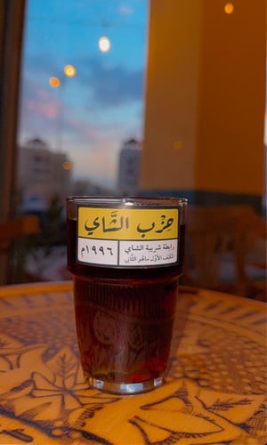 كوب شاي مع استكر