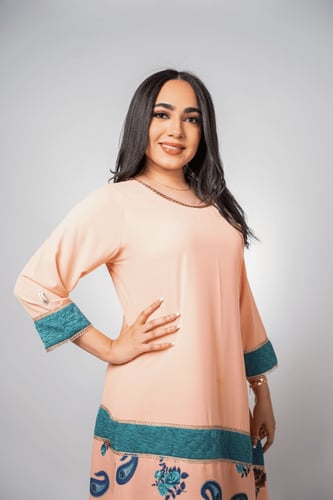 جلابية أنثوية بتفاصيل فيروزية