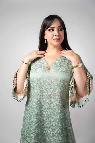 Soft, feminine jalabiya