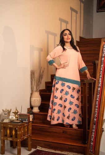 جلابية أنثوية بتفاصيل فيروزية