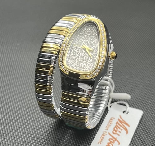 ساعة باللون الذهبي لامع