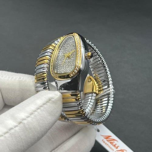 ساعة باللون الذهبي لامع