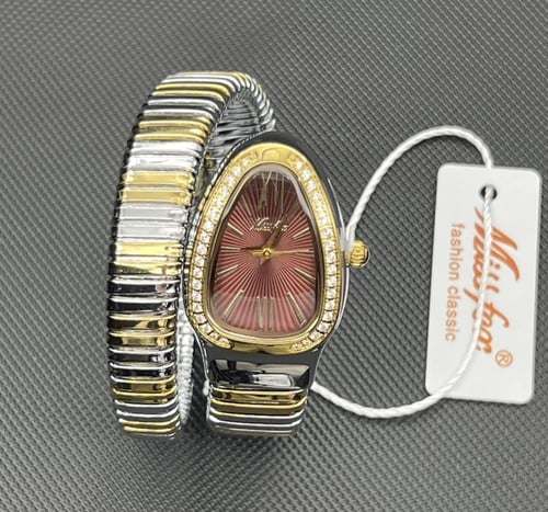 ساعة الافعى باللون الاحمر