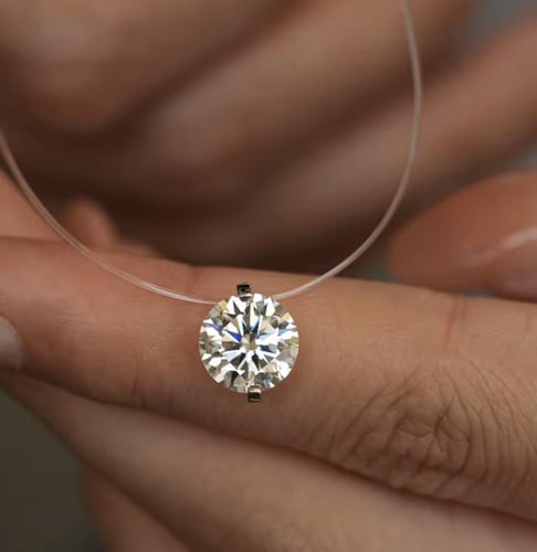 قلادة غير مرئية