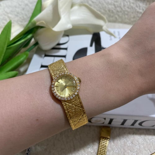 ساعة بقرص صغير عتيق للنساء