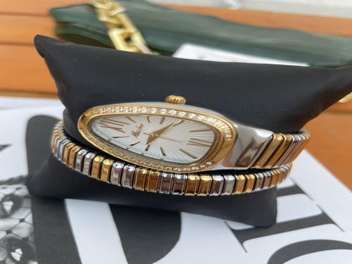 ساعة الافعى باللون الذهبي والفضة