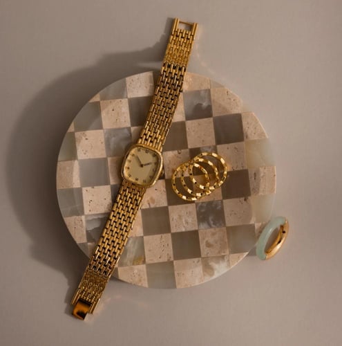 ساعة مطلية بذهب