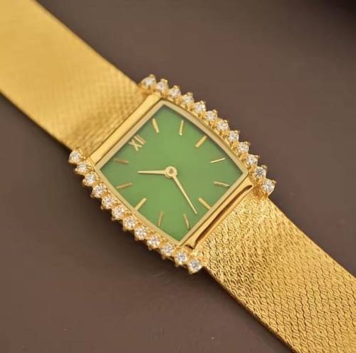 ساعة مطليه بشكل مربع