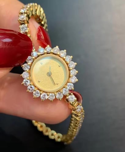 ساعة سحر الوقت باللون الذهبي