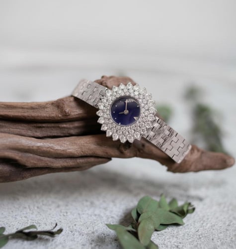 ساعة فنتج باللون الفضي والازرق