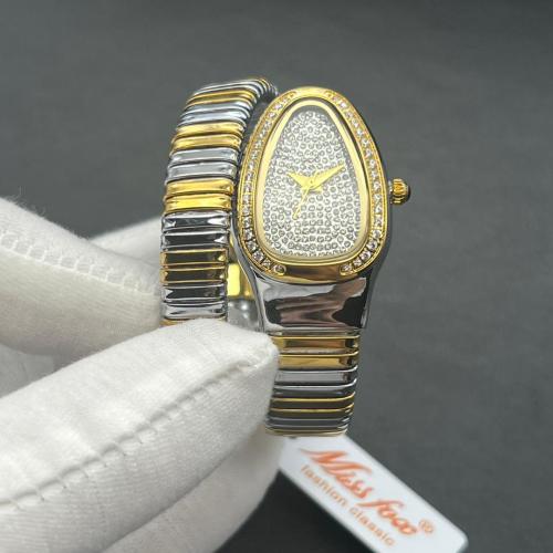 ساعة باللون الذهبي لامع