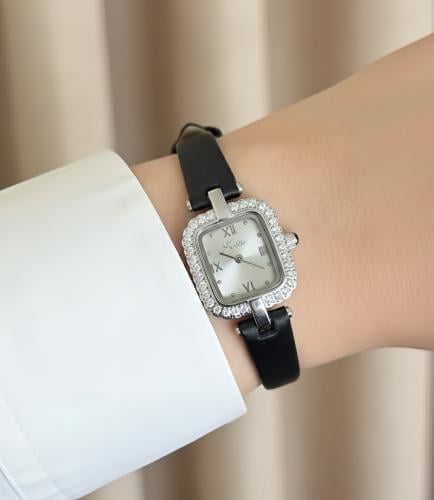 ساعة الكسيرا بلون الاسود والفضي