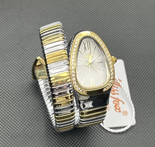 ساعة الافعى باللون الذهبي والفضة