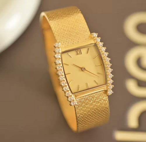 ساعة مطليه بشكل مربع