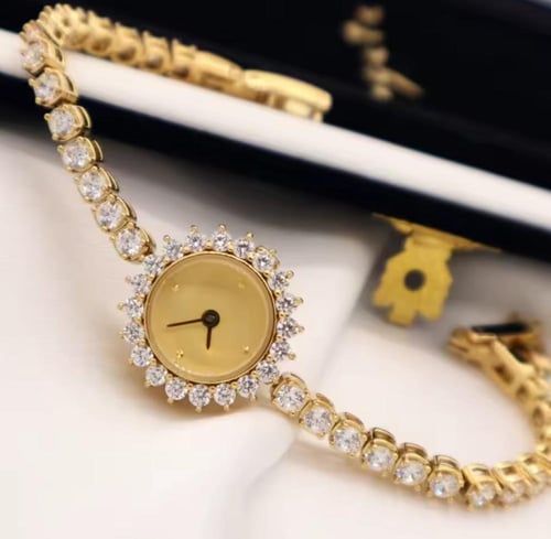 ساعة سحر الوقت باللون الذهبي