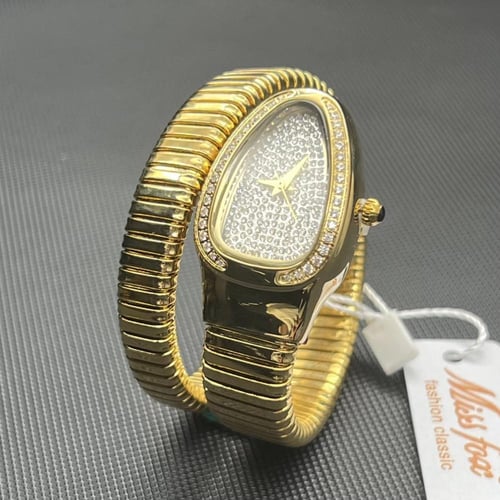 ساعة باللون الذهبي لامع