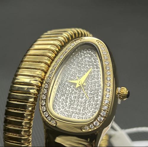 ساعة باللون الذهبي لامع