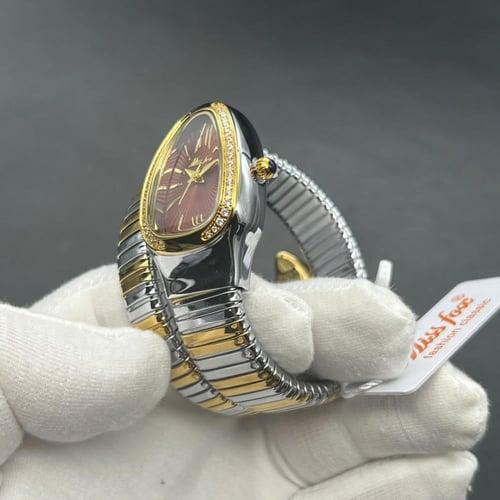 ساعة الافعى باللون الاحمر