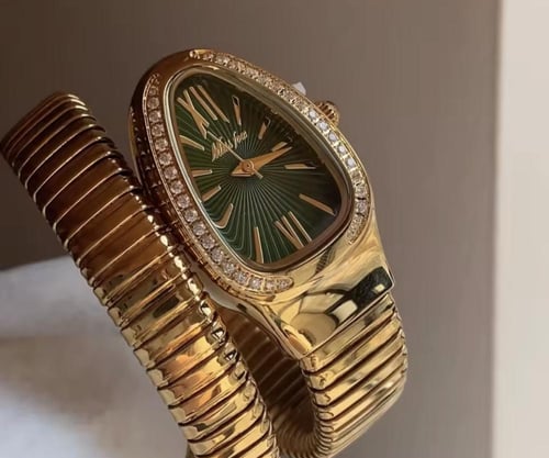 ساعة باللون الاخضر