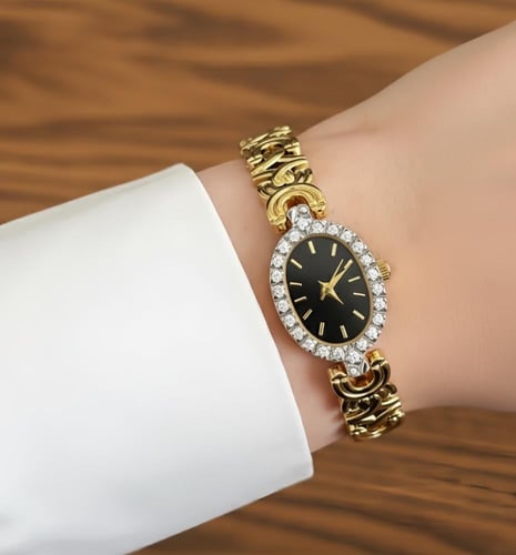 ساعة باللون الاسود