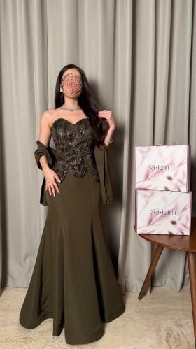 فستان سهرة زيتي بوشاح قصير ناعم