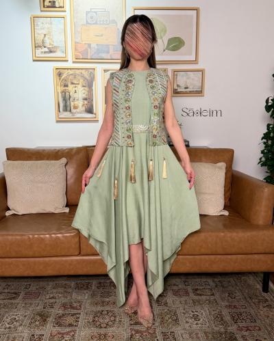 جلابيه بلون اخضر فاتح بقصة غير متماثلة