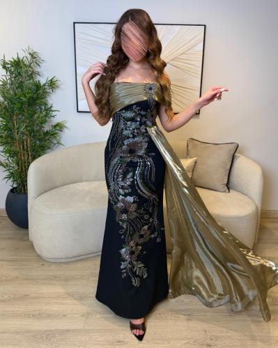 فستان اسود بتطريزات براقة