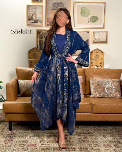 جلابية بلون كحلي بخطوط ذهبية