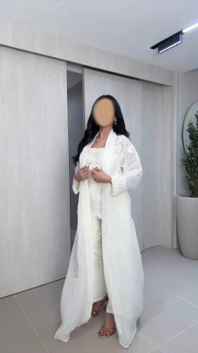 جمبسوت ابيض مع رداء طويل