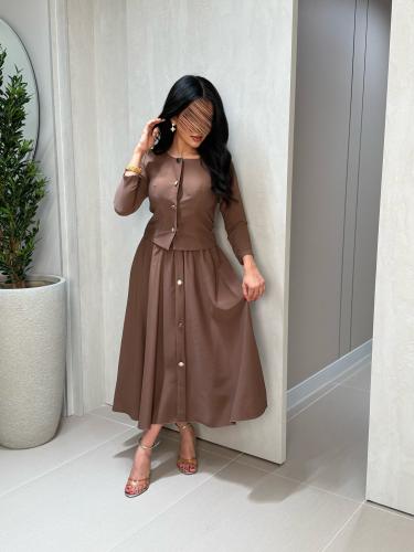 طقم بني بأكمام طويلة