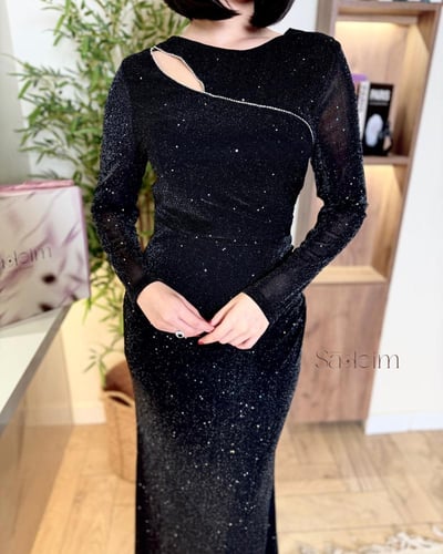 فستان اسود بخط كريستال