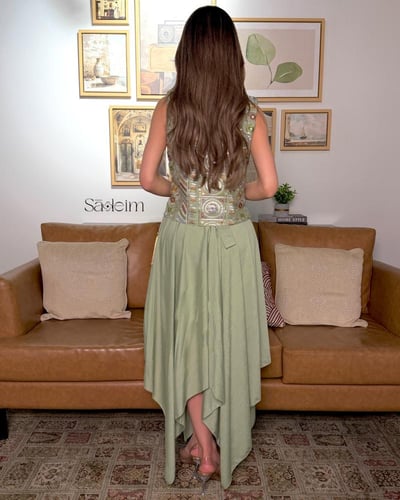 جلابيه بلون اخضر فاتح بقصة غير متماثلة