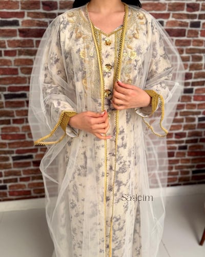 جلابيه اوف وايت بتطريزات ذهبية
