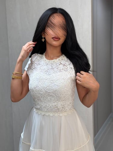 فستان دانتيل بلون ابيض