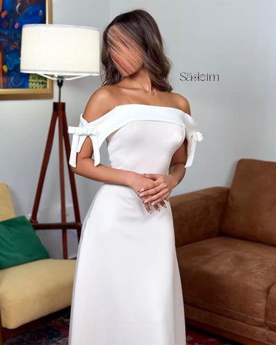 فستان ابيض واكمام بفيونكة ناعمة