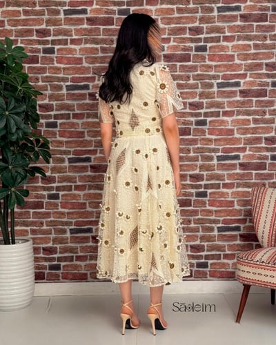 فستان اوف وايت بدانتيل مطرز بالكامل