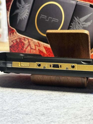 PSP 3000 نسخة مونستر هنتر (أسود و ذهبي )- مع البوك...